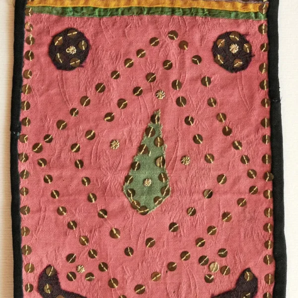 Albero della vita e simboli dell'uiverso. Ricamo-talismano zoroastriano matrimoniale di buon augurio.