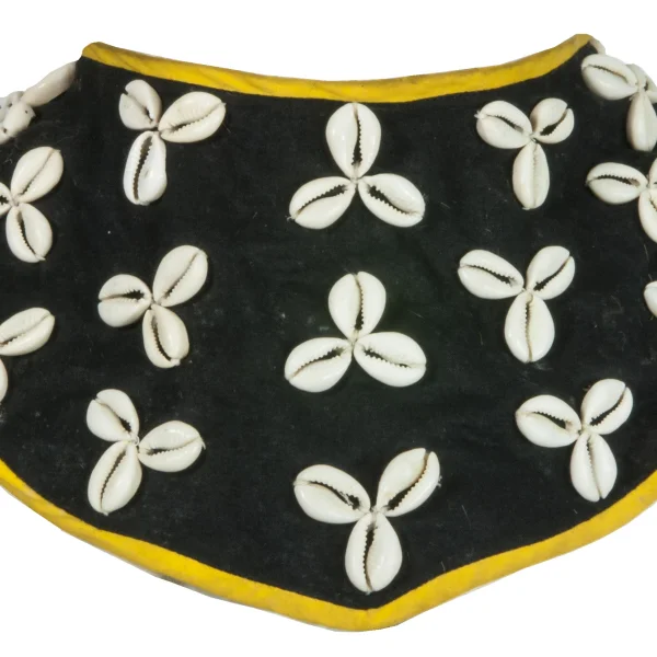 Collare rituale con conchiglie cauri