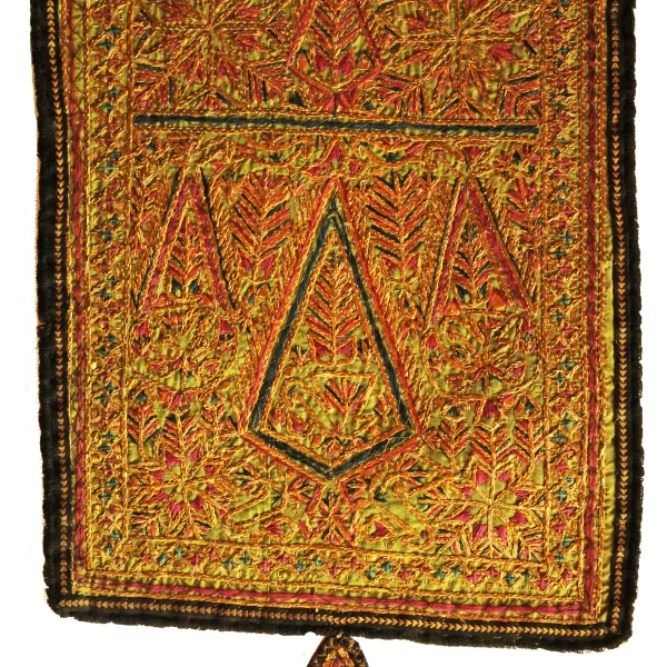 Albero della vita e simboli dell'uiverso. Ricamo-talismano zoroastriano matrimoniale di buon augurio.