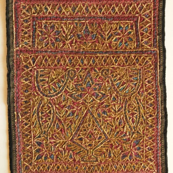 Albero della vita e simboli dell'uiverso. Ricamo-talismano zoroastriano matrimoniale di buon augurio.