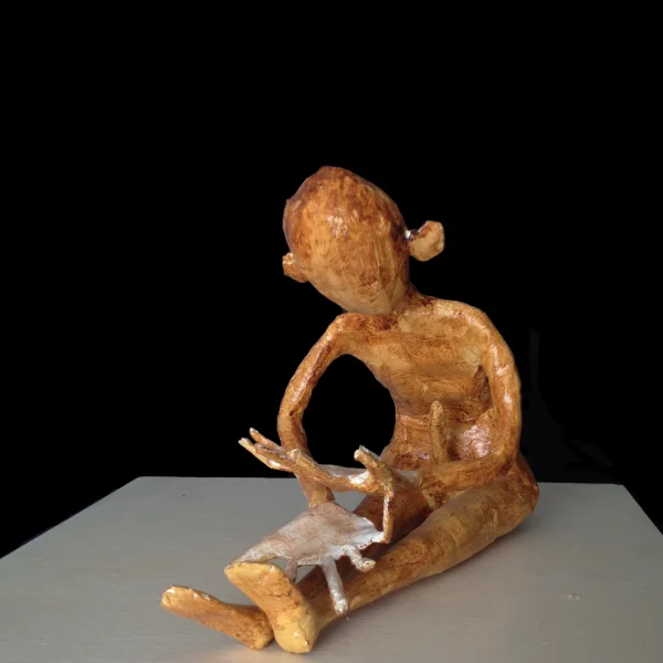 Egli consulta il suo manuale